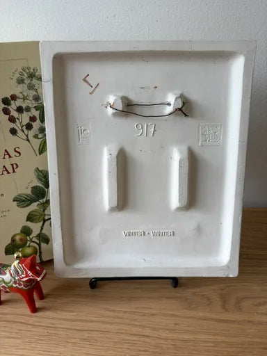 Jie Gantofta keramieken wandtegel Vinter, besneeuwd huisje met graanschoof, model 917