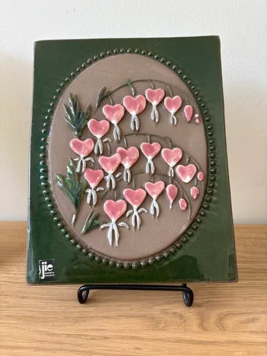 Jie Gantofta keramieken wandtegel met roze gebroken hartjes, model 876