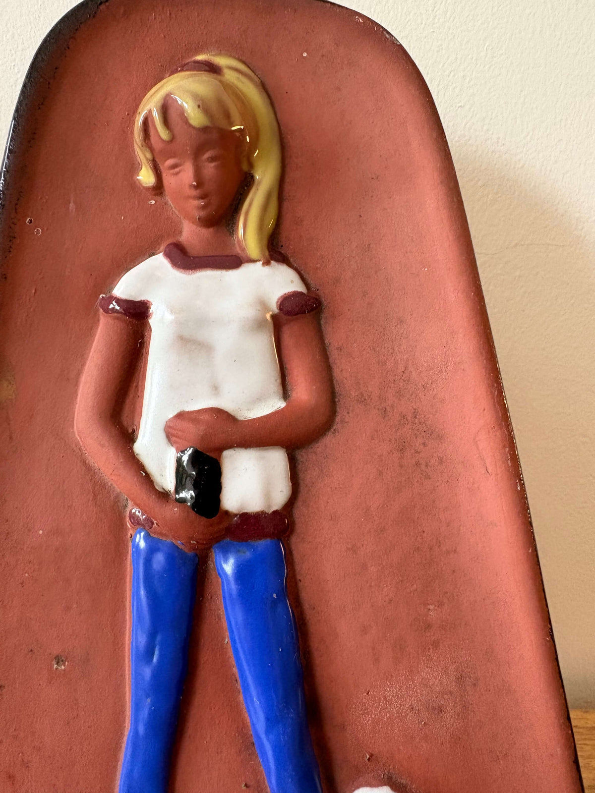 Vintage wandtegel Arnold Wiigs Fabrikker (AWF) – meisje met knuffeldier