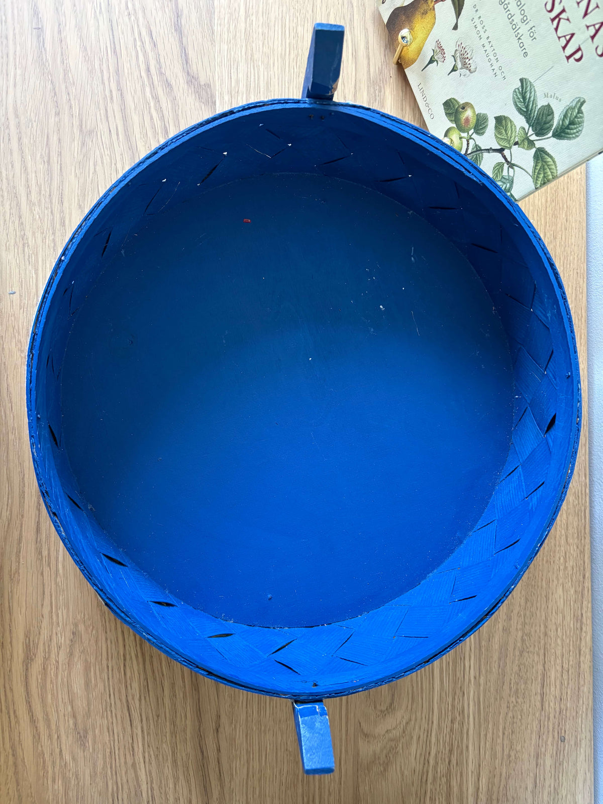 Zweedse vlechtmand met rozenmotief en deksel