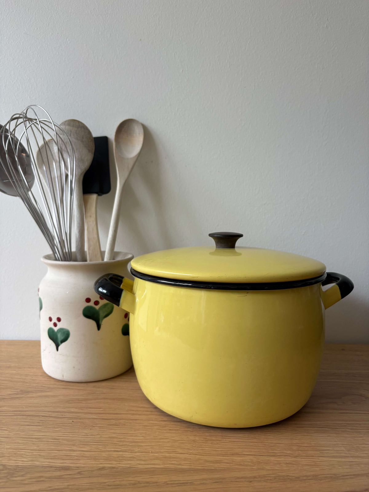 Kockum gele emaille kookpan met deksel