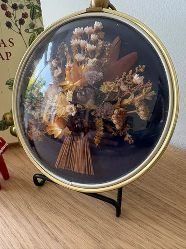 La Viar Göteborg ronde messing lijst met droogbloemen en bol glas