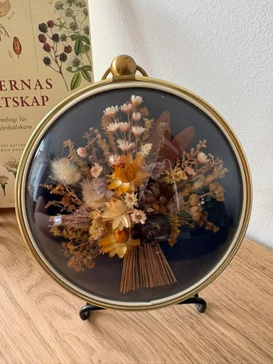 La Viar Göteborg ronde messing lijst met droogbloemen en bol glas