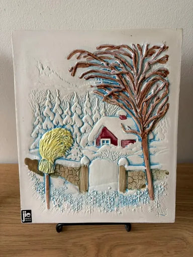 Jie Gantofta keramieken wandtegel Vinter, besneeuwd huisje met graanschoof, model 917