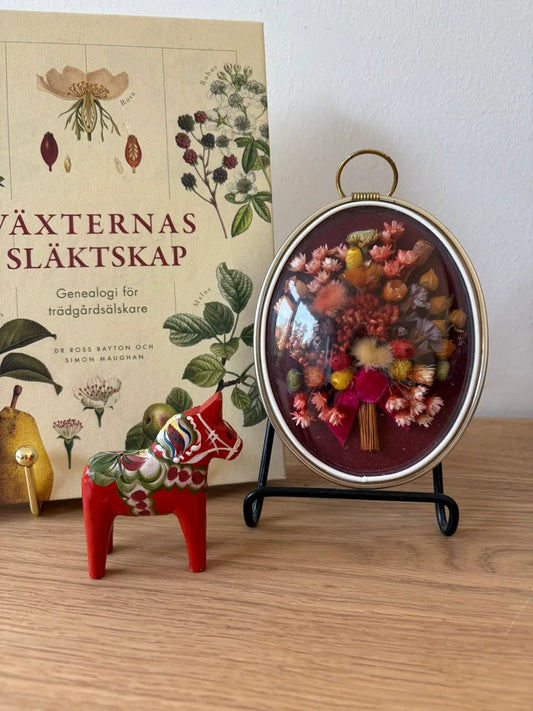 La Viar Göteborg vintage wanddecoratie met gedroogde bloemen onder bol glas