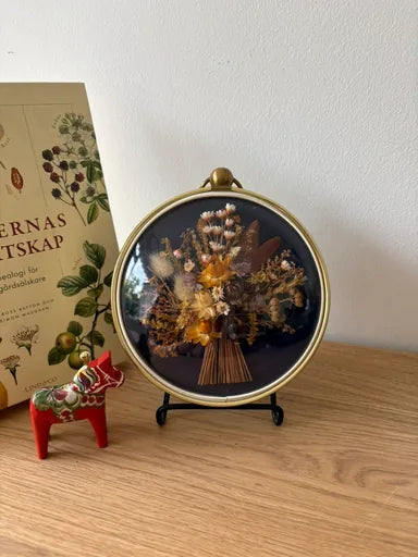 La Viar Göteborg ronde messing lijst met droogbloemen en bol glas