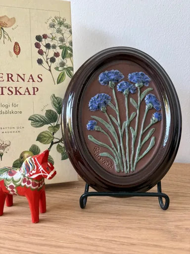 Gabriel keramieken wandtegel met blauwe korenbloemen, Östergötland, model A 233