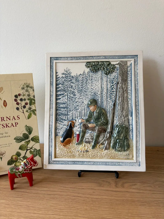 Jie Gantofta wandtegel Jager met hond, Design Staffan Johnson, model 343