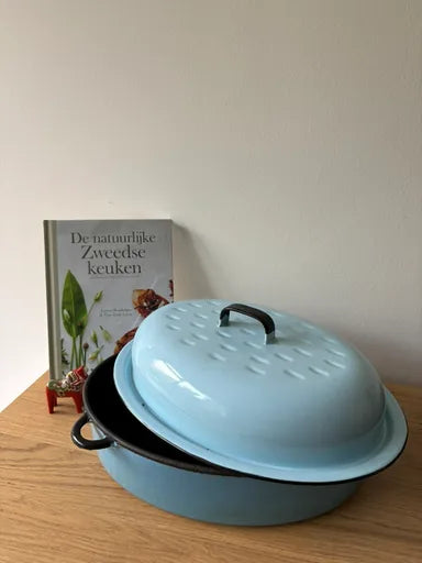 Kockums vintage ovale braadpan met deksel, lichtblauw email en gietijzer