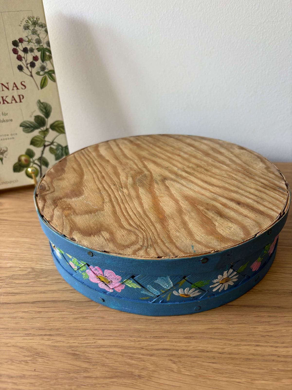 Onderkant van de vlechtmand met houten bodem