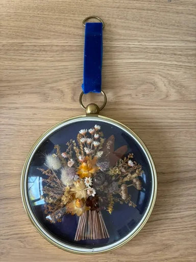 La Viar Göteborg ronde messing lijst met droogbloemen en bol glas