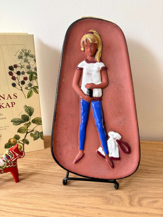 Vintage wandtegel Arnold Wiigs Fabrikker (AWF) – meisje met knuffeldier