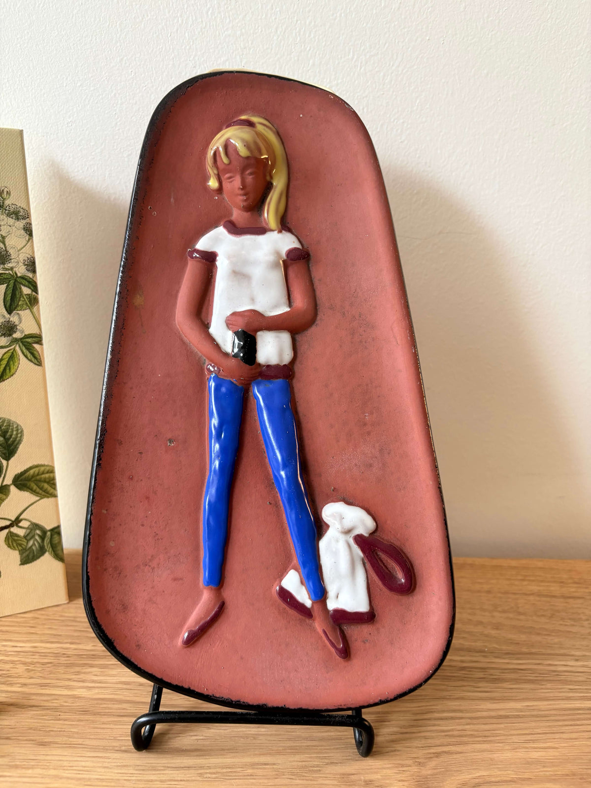 Vintage wandtegel Arnold Wiigs Fabrikker (AWF) – meisje met knuffeldier