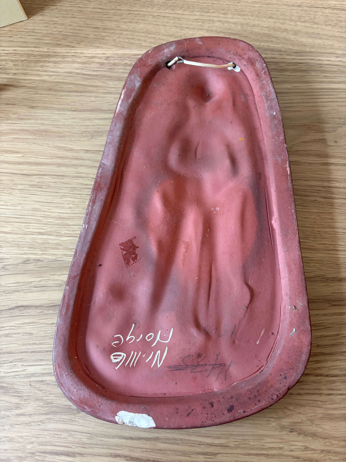 Vintage wandtegel Arnold Wiigs Fabrikker (AWF) – meisje met knuffeldier