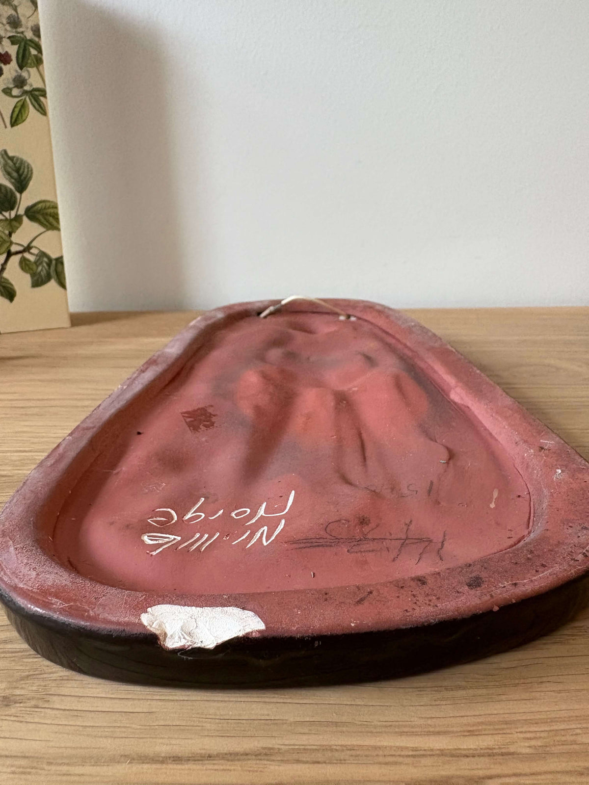 Vintage wandtegel Arnold Wiigs Fabrikker (AWF) – meisje met knuffeldier