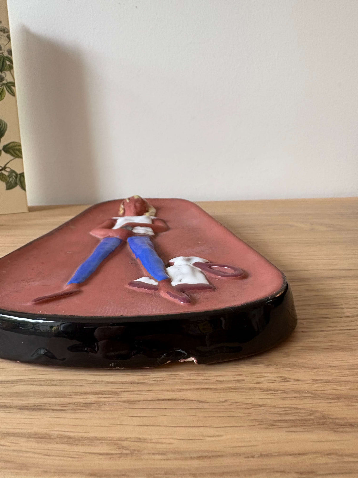 Vintage wandtegel Arnold Wiigs Fabrikker (AWF) – meisje met knuffeldier