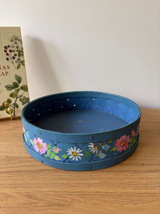 Blauwe vlechtmand met bloemenmotief