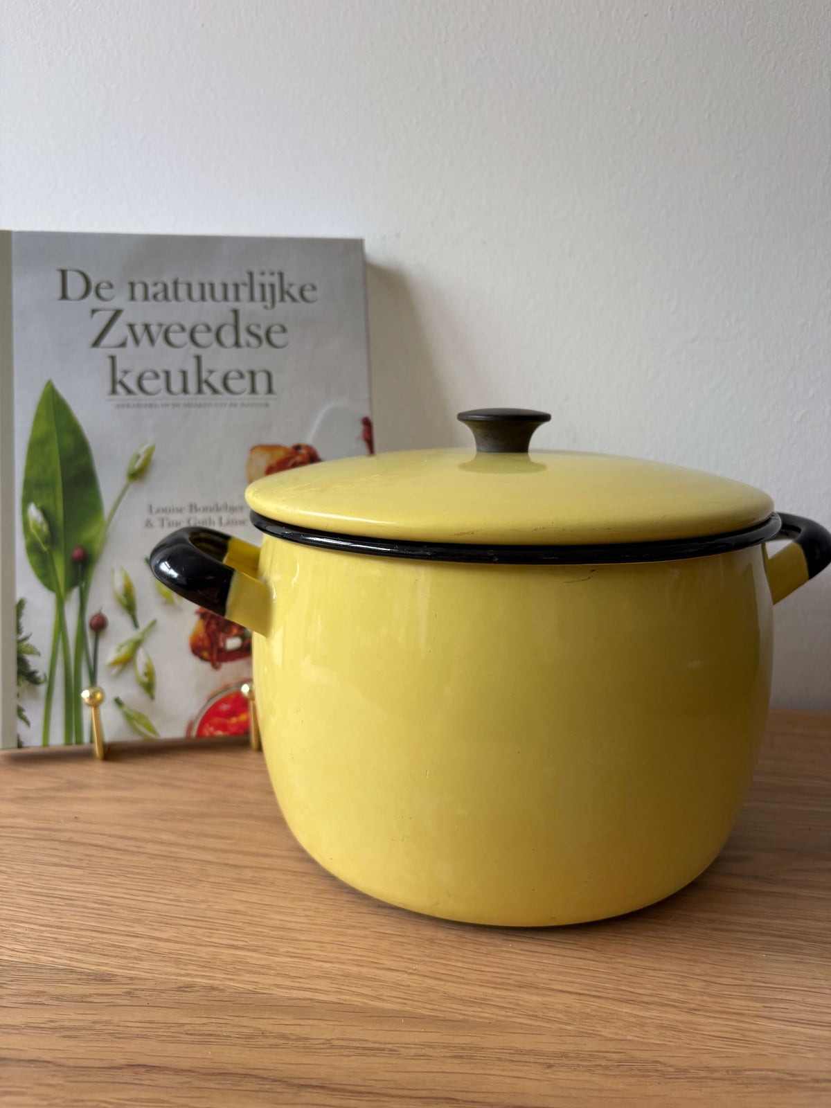 Kockum gele emaille kookpan met deksel