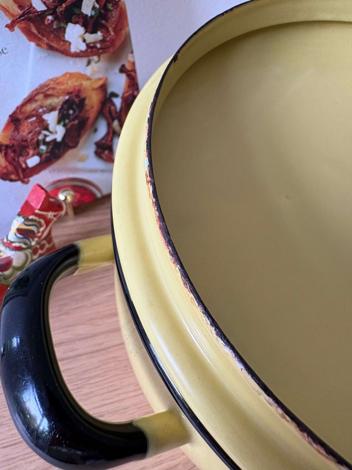 Kockum gele emaille kookpan met deksel