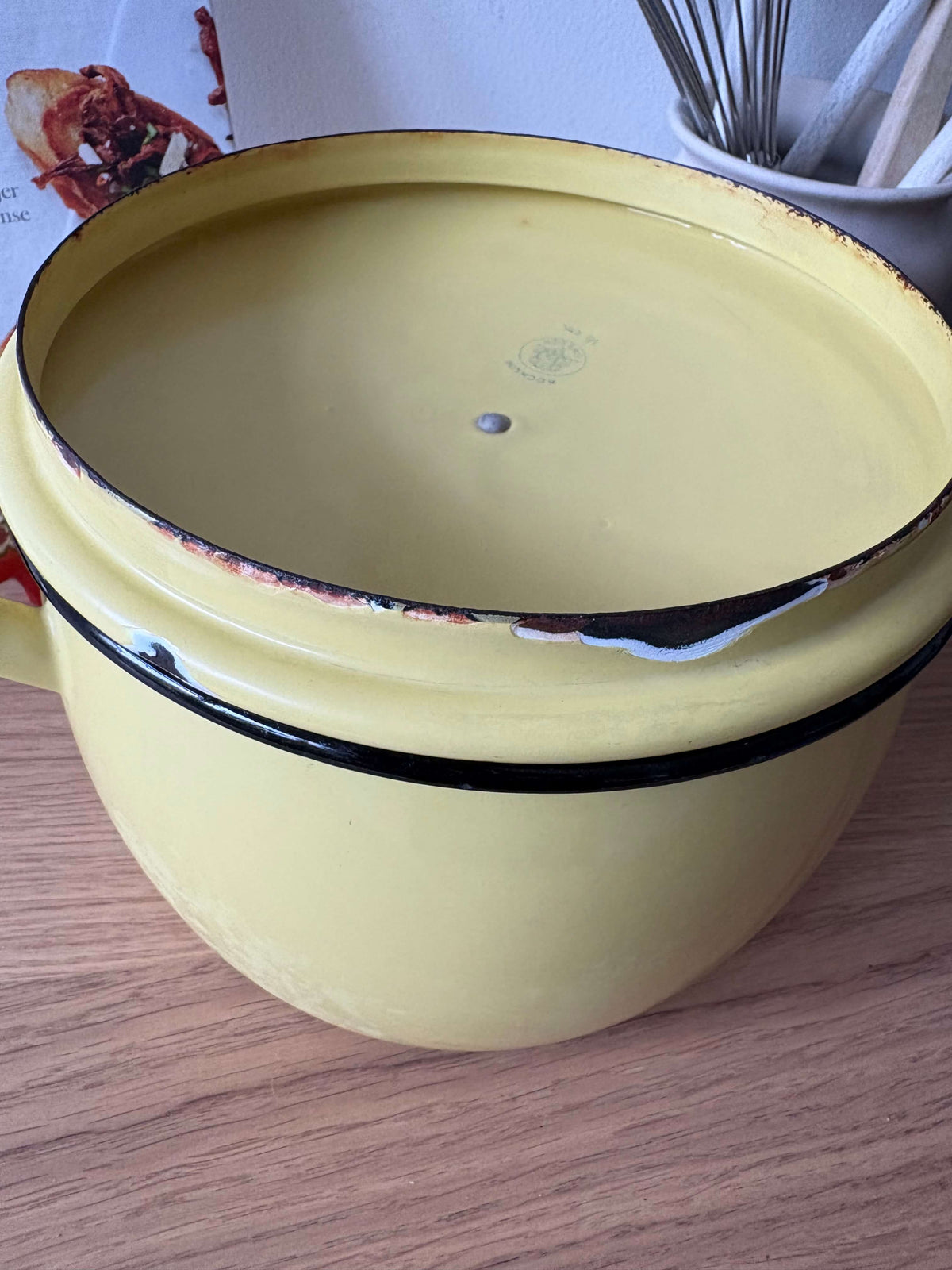 Kockum gele emaille kookpan met deksel