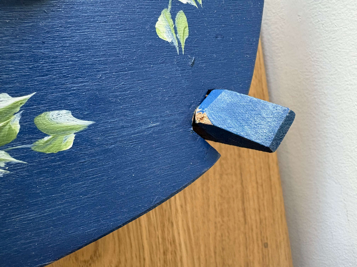 Close-up van het afgebroken hoekje bij de deksel van de vlechtmand
